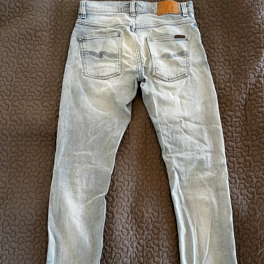 Nudie jeans i modell grim tim | Passform slim fit | Storleken är 30 x 32 | Skicket är bra. Jeans & Byxor.
