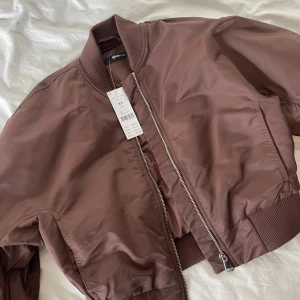 Jacka - Brun bomberjacka från ginatricot! Oanvänd med prislapp
