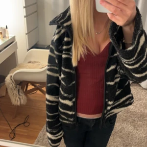 Teddy jacka hm - Jätte fint skick på min jacka från hm och har nästan aldrig andvänds. Helt slut i butik och hemsida,