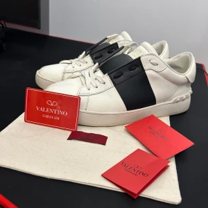 Valentino skor  - Säljer nu mina valentino open i 9/10 i skick . Skorna är knapp använda så inga tydliga defekter . Storlek 43 