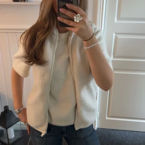 Teddy väst - Funderar på att sälja min fina Teddy väst❤️❤️hör av er vid frågor! Står ingen storlek, passar mig som brukar ha xs-s i tröjor! 