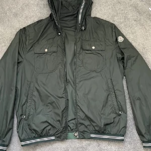 Moncler jacka - Mycket unik moncler jacka som är sällsynt. Jackan är äkta men har tyvärr inget kvitto.