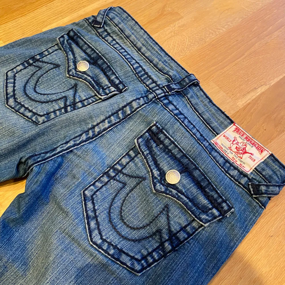 True religion jeans 30 i midjan, bra skick inga fel. Dom är långa på mig som är 1,73cm så de blir lite bootcut och är lågmidjade! 500kr. Jeans & Byxor.