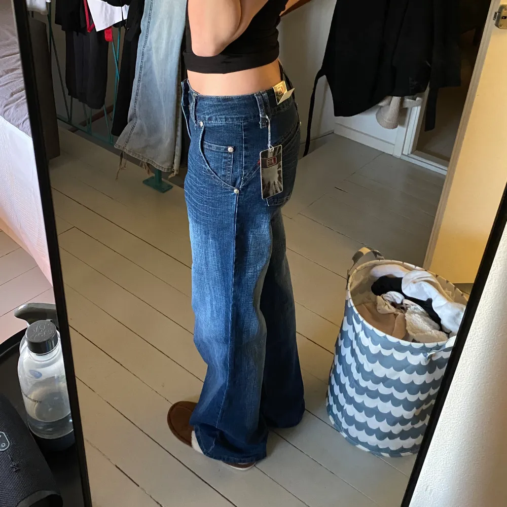 Så coola lågmidjade jeans med lappen kvar. Står storlek 28 i byxorna men måtten finns på sista bilderna. Jag brukar ha storlek 34 i jeans som referens. . Jeans & Byxor.