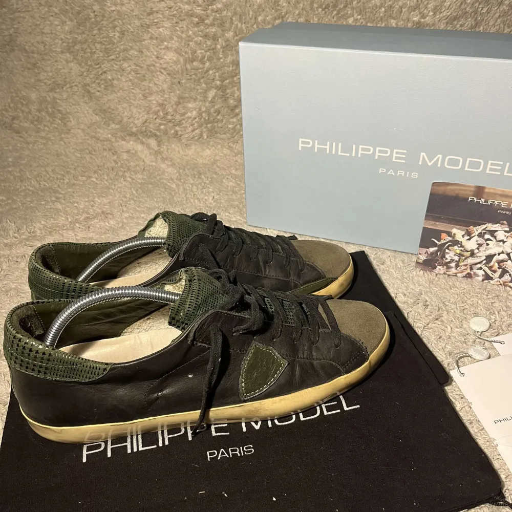 Säljer Philippe Model skor | storlek: 45 sitter oftast 0,5 storlek stort | Nypris: 4300kr, pris: 1339kr | Ingår: skor | Skorna är i mycket bra skick 🤩| Vid frågor tveka inte på att skicka ett meddelande till oss! 📩. Skor.