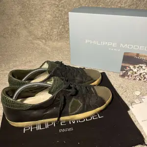 Säljer Philippe Model skor | storlek: 45 sitter oftast 0,5 storlek stort | Nypris: 4300kr, pris: 1339kr | Ingår: skor | Skorna är i mycket bra skick 🤩| Vid frågor tveka inte på att skicka ett meddelande till oss! 📩
