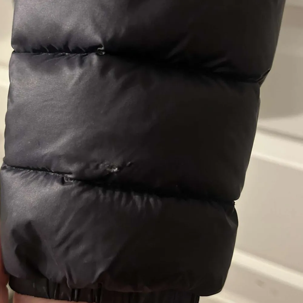 Säljer nu en Lans short down jacket från moncler, den har använts flitigt. Har ett litet hål vid armen men inget man lägger märke till. Annars ser den bra ut. Sjävklart äkta, kvitto medföljer.. Jackor.