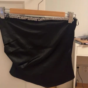 Festtopp zara - Säljer denna fina Festtopp som inte passar mig längre. Toppen har glitter/paljetter upptill😍