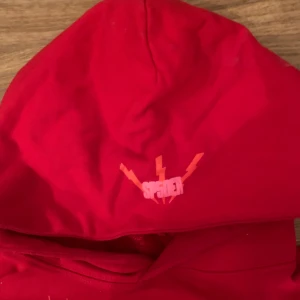 Sp5der hoodie 555 555  - Storleken Är M, den är i jätte bra skick använd 4 Gånger ungefär. Det är en riktigt skön och bekväm hoodie. 