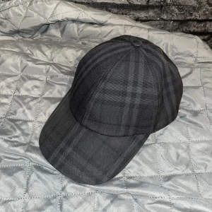 Burberry check keps  - Säljer nu burberry kepsen pågrund av att jag ej använder den längre, kvitto Finns så den är äkta! Con 9/10 