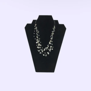 pärlhalsband  - jättefint pärlhalsband köpt på sellpy i äkta sötvattenspärlor. aldrig använt🩶🤍