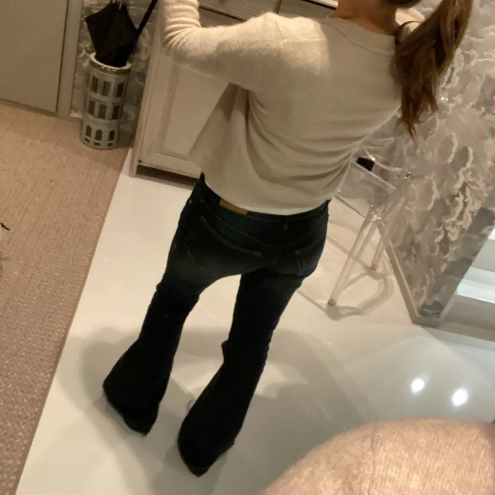 Säljer super coola jeans från weekday!!😍 De är lite slitna längst ner (se bild 4), men som inte är synligt. Säljer då de är lite för långa på mig som är 165cm. Hör av dig om du vill ha fler bilder osv. 💕😊. Jeans & Byxor.