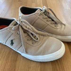 Ralph Lauren skor - Beige sneakers från Ralph Lauren i storleken 44