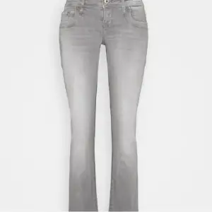 Säljer mina gråa ltb jeans som är köpta på Plick men de är lite stora. Insydda i midjan och uppsydda så de är kortare men det går enkelt att sprätta upp! Har ett snöre i midjan. Skriv om ni vill ha mer bilder på byxorna! 💕