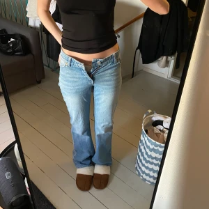 Lågmidjade jeans - Ljusblå lågmidjade jeans ifrån Monki. Använda enstaka gånger men säljer på grund av att de är för små. Mått finns på de sista bilderna❤️