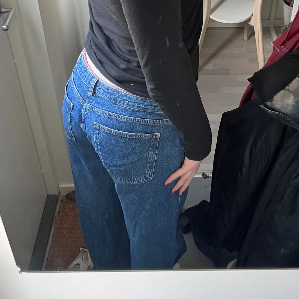 Blåa jeans från NA-KD, low waisted, storlek 42, inte använda särskilt många gånger och har inga defekter. . Jeans & Byxor.