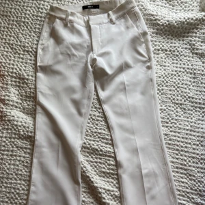 Kostymbyxor  - Vita kostymbyxor🤍Smuts längst ner på byxorna som du kan se på bild 2 och 3 men i övrigt är byxorna fina!