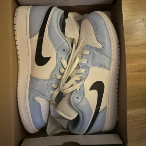 Sneakers - Air Jordan 1 Low.  Ice blue/ black-sail-white Endast använda en gång. Storlek 40