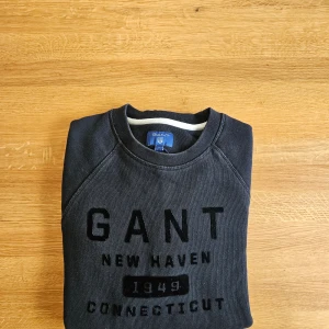 Gant tröja - Storlek S. Nu säljer jag min gant tröja för den har blivit för liten för mig men den är i ett riktigt bra skick och har används bara några gånger av mig. Lämnar på posten efter 2 till 3 timmar av bestämt köp.🚛🚛