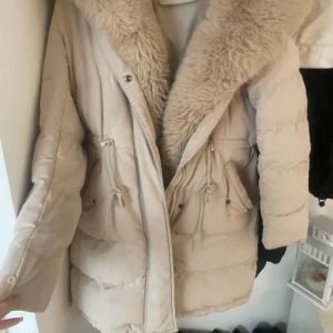 Jacka/kappa - Varm vinter/vårjacka. Går ta av fuskpäls och endast använda som kappa!  Använd en vinter, går tvätta i maskin. Köpt för 2999 i jackbutik som fanns i Skärholmen C