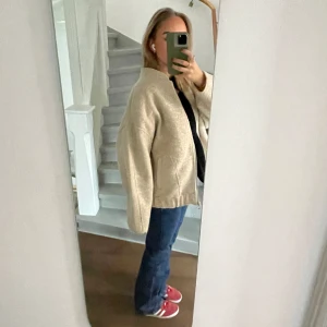 Zara jacka - Säljer denna jackan som endast är använd en gång, så i nyskick!