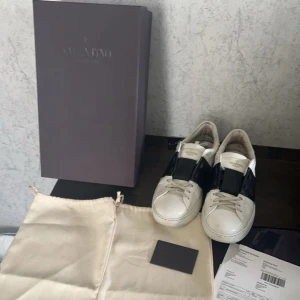 Valentino skor  - Hej! Säljer nu dessa valentinos för jag inte har använt dom skicket är 8/10 dustbags, valentino kort ,box och samt kvitto!! Självklart är dom äkta! Skriv privat för fler bilder eller vid frågor ! Pris är ej Huggt i sten!