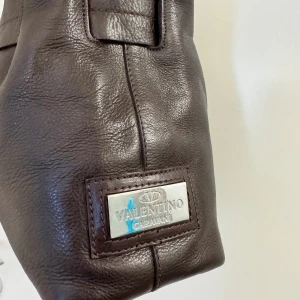 Valentino axelremsväska i läder - Några är gammal, använd men väl omhändertagen så är i fint skick. 