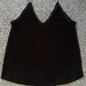 Super gulligt svart linne med smala axelband som aldrig är använd.💕