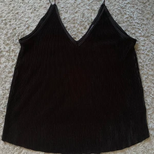 Svart linne - Super gulligt svart linne med smala axelband som aldrig är använd.💕