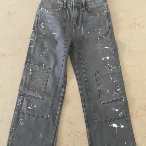 Gråa vida weekday jeans i jättebra skick. Oversized fit. Endast använd 2-3 ggr. Ordinariepris: 699kr 