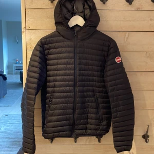 Colmar jacka - En colmar jacka i nyskick som endast använts ett fåtal gånger som passar perfekt till våran och även lite kallare sommardagar. Strl s Dm för mer frågor eller bud