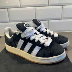 Campus Core Black - Stilrena skor från adidas, slutsålda överallt.  Skick 8.5/10 använda 4 gånger finns minimal crease och smuts  Storlek 43 1/3  Mitt pris 1299kr Marknadspris (ny) 1999kr Ingen box! 