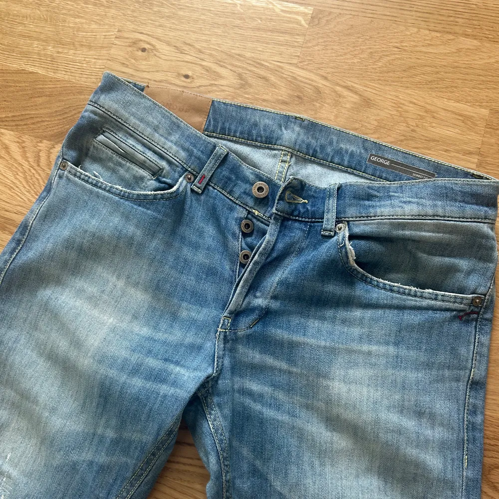 Säljer dessa jeans från Dondup, modell George. Riktigt snygg färg nu till våren och sommaren. Storlek 33, passar väldigt bra för någon i längden 1,75-1,80. Skick 7/10. Jeans & Byxor.