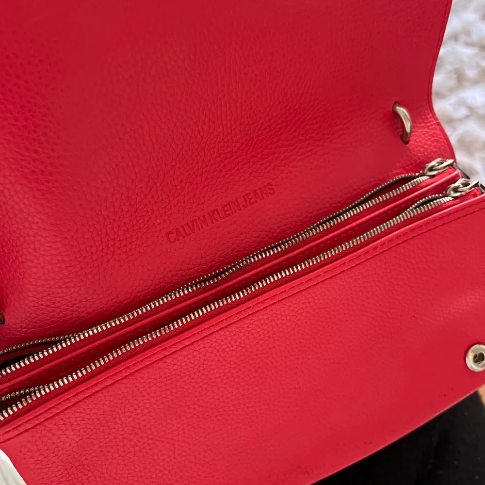 Väska från Calvin Klein i en fin röd färg. . Väskor.