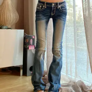 Säljer dessa sjukt snygga miss me jeansen i bootcut modell!  Midjemått: ca 36cm (rakt över) Innerbenslängden: ca 85cm Inga defekter och i nyskick!❤️
