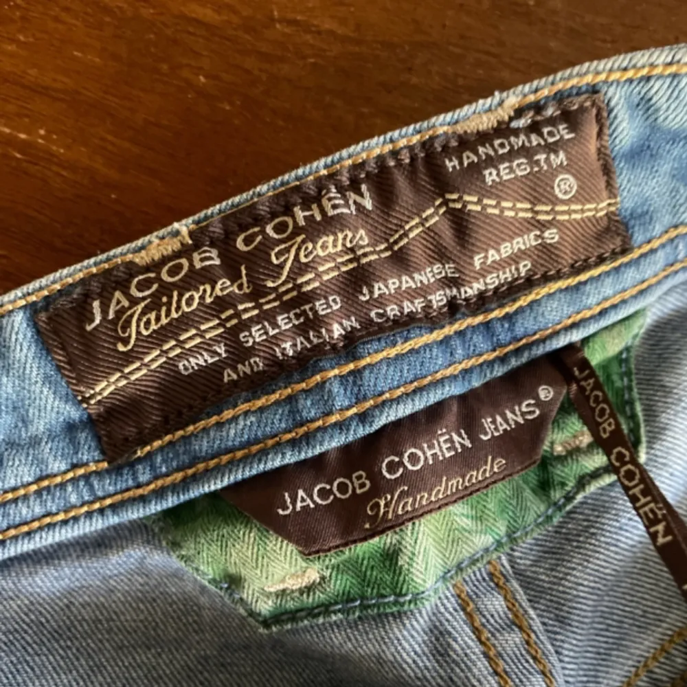 Hej nu säljer jag dessa riktigt fetta Jacob Cohen jeans i skicket 8/10 inga defekter. Inget Og medföljer och den är i strl Fr 38 då jag inte riktigt vet vad det är i svenska storlekar. Den ska passa strl s jallafall nypris ligger runt : 5500 kr. Jeans & Byxor.