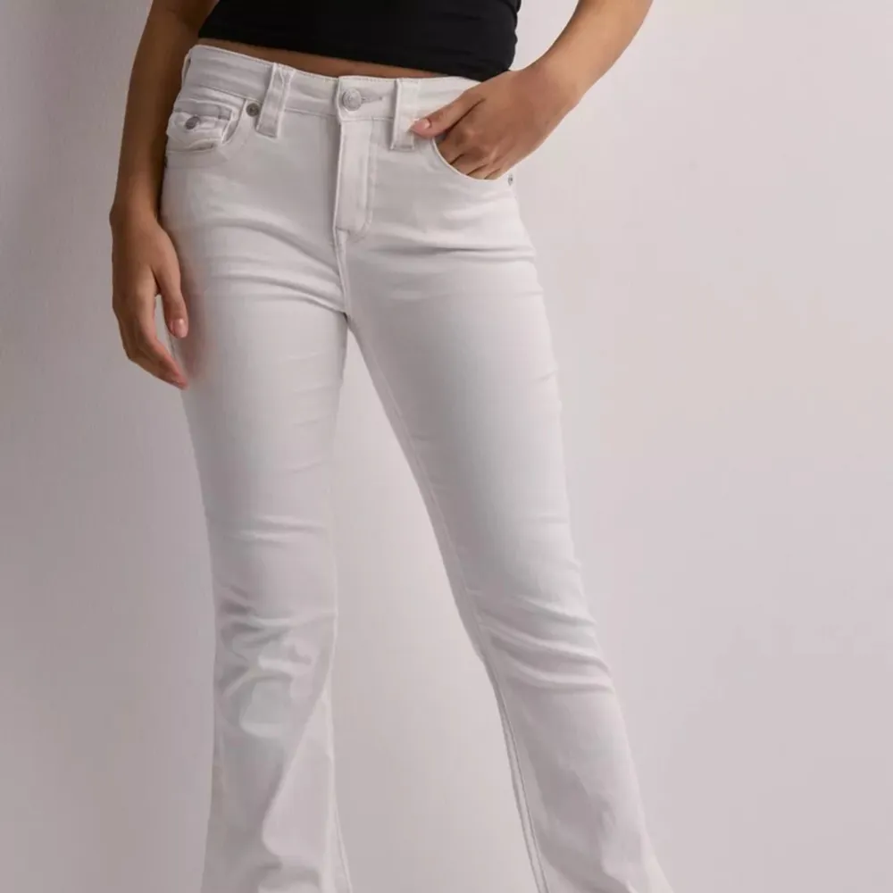 Ett par vita true religion jeans i gott skick, säljer pga dom är för små för mig🩷 Nypris 1499kr. Jeans & Byxor.