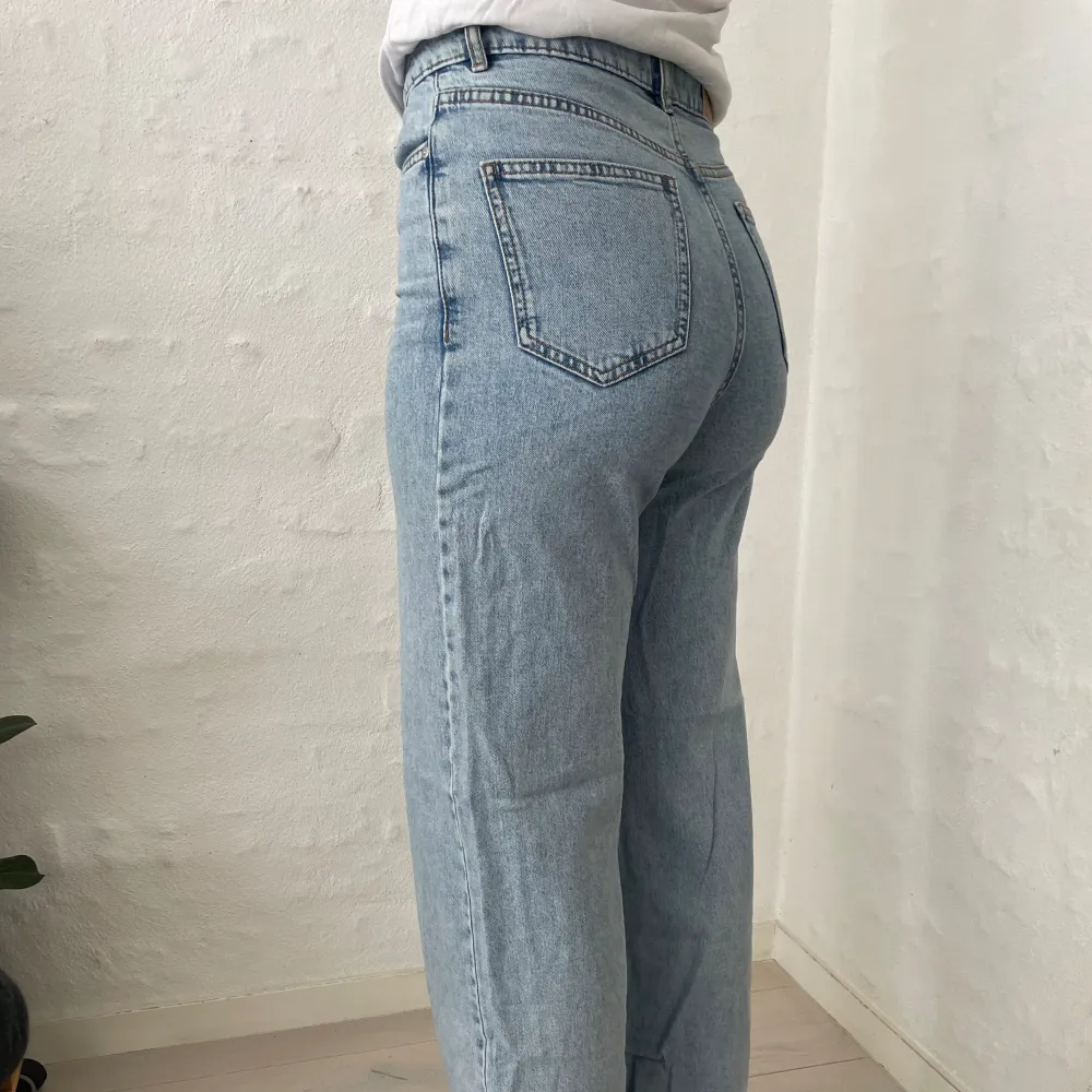 Jeansen är från lindex och heter ”VIOLA”. De är stretchiga och har resårband i midjan. Jeansen är högmidjade och har en ”straight fit”. Innerben: 80 cm. Jag är 167 och de passar perfekt i längden!🙌🏻. Jeans & Byxor.