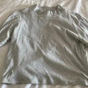 Långärmad, grå tröja från bikbok