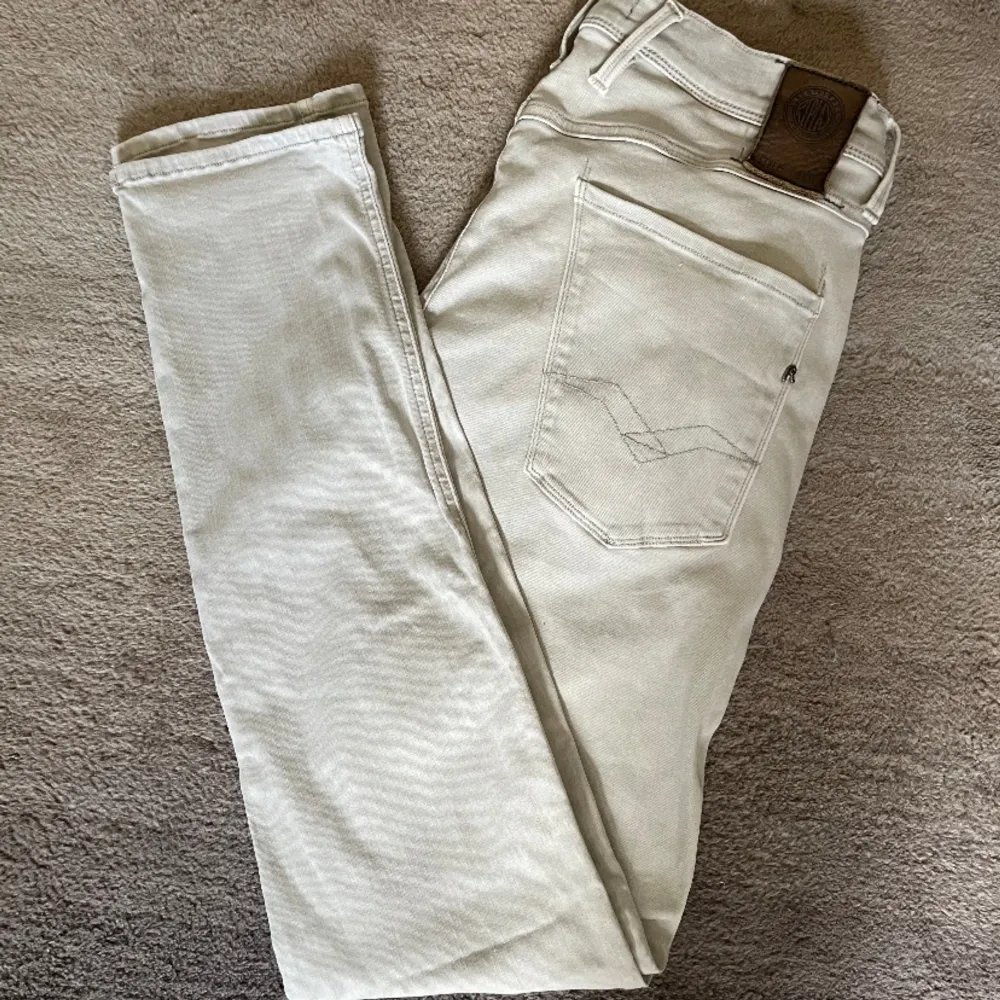 Säljer nu dessa extremt fräscha Replay Anbass Hyperflex jeans i nyskick. Jeansen är i den feta färgen ljusgrå. Modellen är 183 cm och väger ca 65 kg. Jeansen passar även folk som är större. Hör av er vid frågor eller funderingar.. Jeans & Byxor.