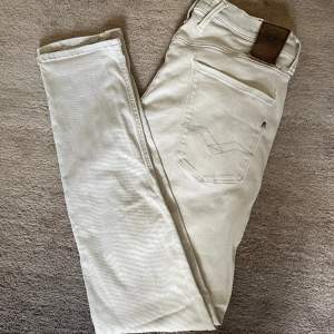 Säljer nu dessa extremt fräscha Replay Anbass Hyperflex jeans i nyskick. Jeansen är i den feta färgen ljusgrå. Modellen är 183 cm och väger ca 65 kg. Jeansen passar även folk som är större. Hör av er vid frågor eller funderingar.