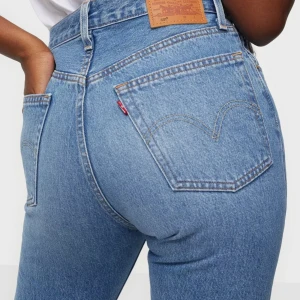 Levis 501 - mkt bra skick - Sparsamt använda levis 501 i färgen indigo. Inga förslitningar i grenen eller på knän. Storlek 26/30. 