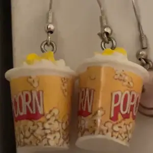 Örhängen med popcorn motiv💗 handgjorda 