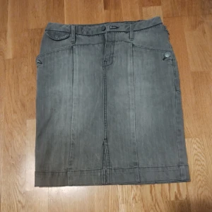 MNG jeans kjol - Mango jeans kjol i färgen grå, väldigt bra skick. Har aldrig använt, bara testat. Storlek 34. Medellång, runt knäna/låren, jag är 154 cm. 