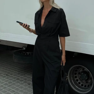 Svart jumpsuit Josefinehjxnakd  - Säljer en svart jumpsuit från Josefinehj senaste kollektion med NAKD.  Nyskick, strl: 42  För referens så har Josefine storlek 40 på bilden.  300kr