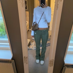 Hm cargo gröna jeans - Gröna byxor fårn hm lågmidjade och så fina, slut överallt 