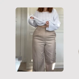 kostymbyxor - kritstrecksrandiga kostymbyxor från hm, bra skick. dem är sydda på längden till mig som är 152, men skulle nog passa 155 och lite uppåt 🩷