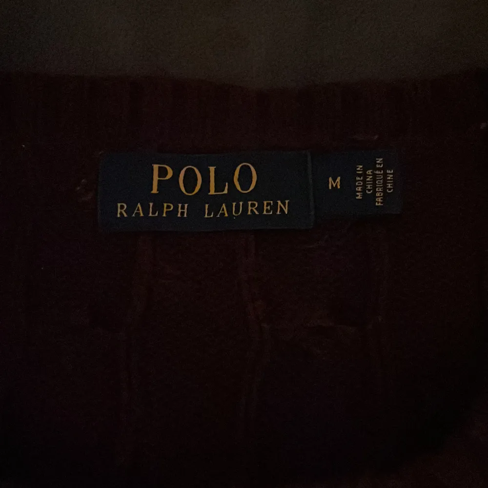 Ralph lauren cabelstickad tröja har blivit lite liten skick 7-10. Skriv vid frågor . Stickat.