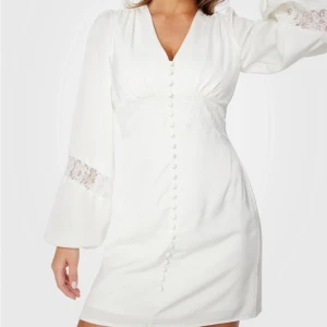 Söker denna klänning🥰 - Söker denna klänning i storlek S, skriv ifall ni har denna eller liknande!!💕