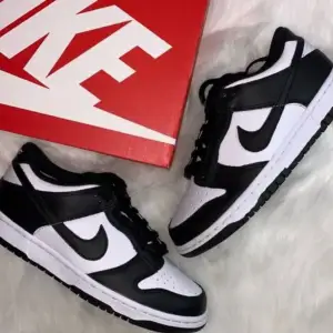 Nike skor (Panda low dunks) Storlek 38.5 Använda fåtal gånger då de är lite för stora på mig. Box & kvitto ingår